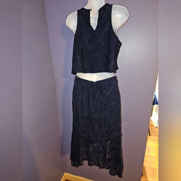 Two-piece Lulu's lace cropped skirt set in Navy Blue - Picture 3 of 16